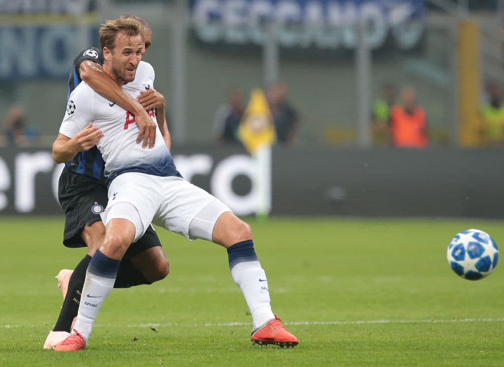 Inter apeló a la fuerza para evitar que los ingleses se fueran con la ventaja en la parte inicial, con lo que se fueron igualados al descanso.