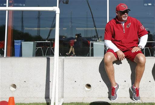 Bruce Arians enfrentará su tercera temporada como HC de los Cardinals (AP-NFL).