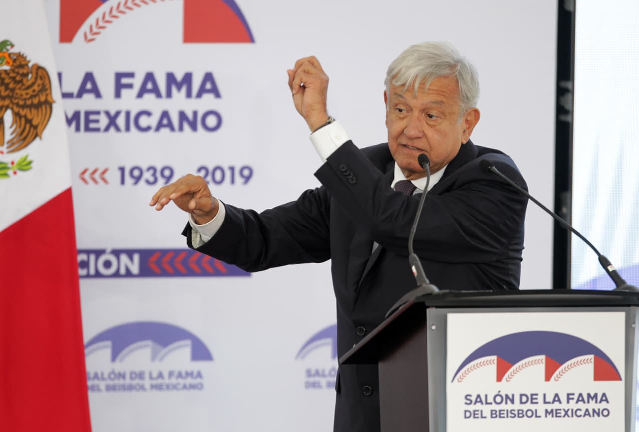 El presidente de México, And´rés Felipe López Obrador, fue uno de los presentes como fanático en la reinauguración del Salón de la Fama del Béisbol Mexicano, que revive grandes del momento de ese deporte a nivel local.