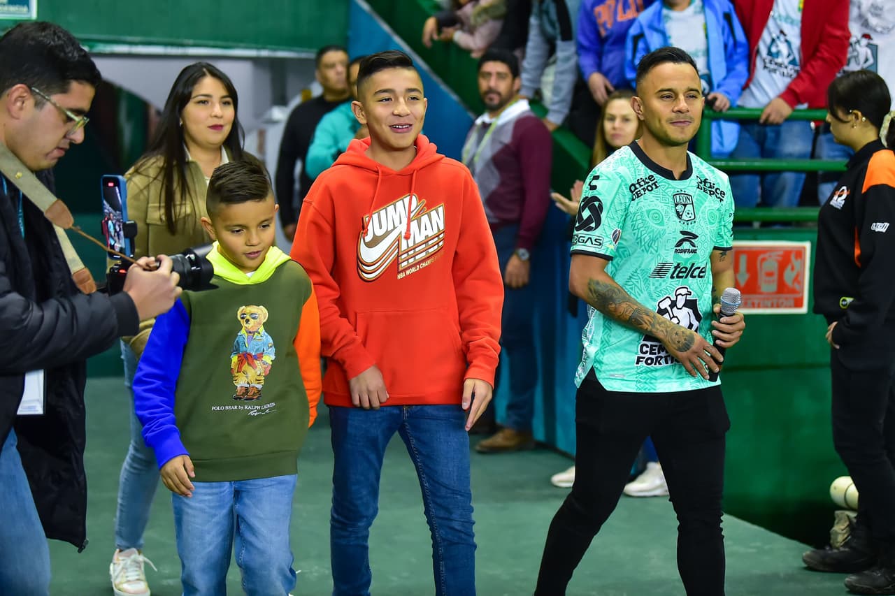 El León vino de atrás para derrotar al Necaxa y con ello sacar el primer triunfo del torneo.