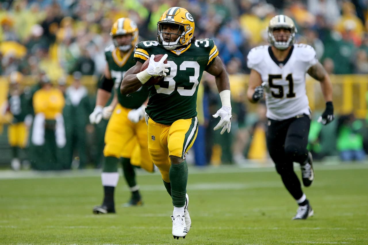 La ofensiva de los Packers dependió de sobremanera en su ataque terrestre el cual fue lidereado por Aaron Jones quien sumó 131 yardas y una anotación en 17 intentos.