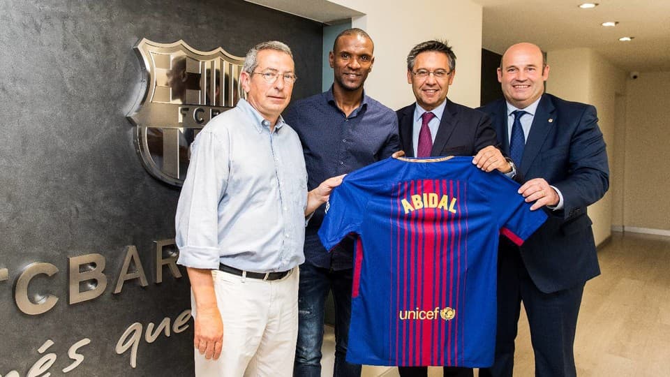 En medio de un acto protocolario, Eric Abidal posó con la nueva camiseta del F.C. Barcelona.