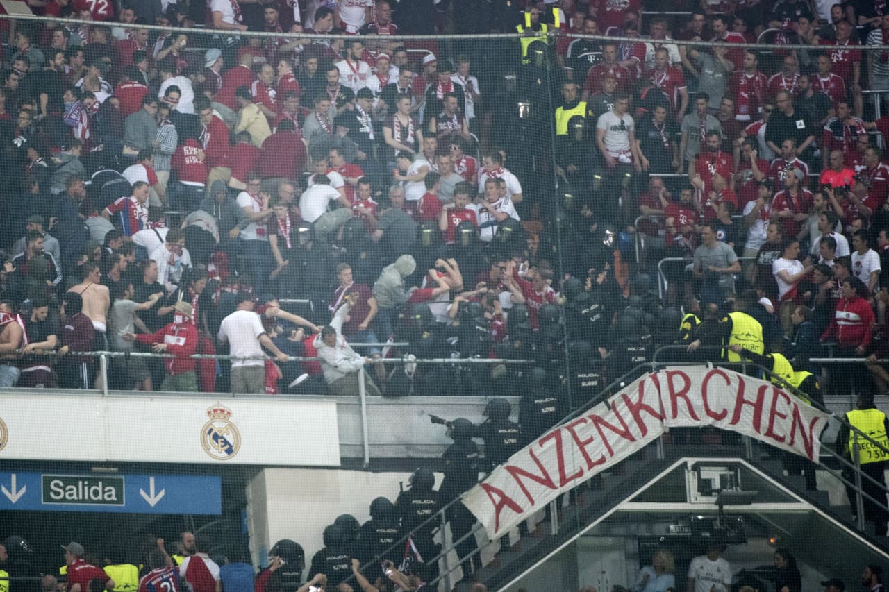Hubo disturbios de algunos hinchas del Bayern Munich que llegaron al estadio Santiago Bernabéu.