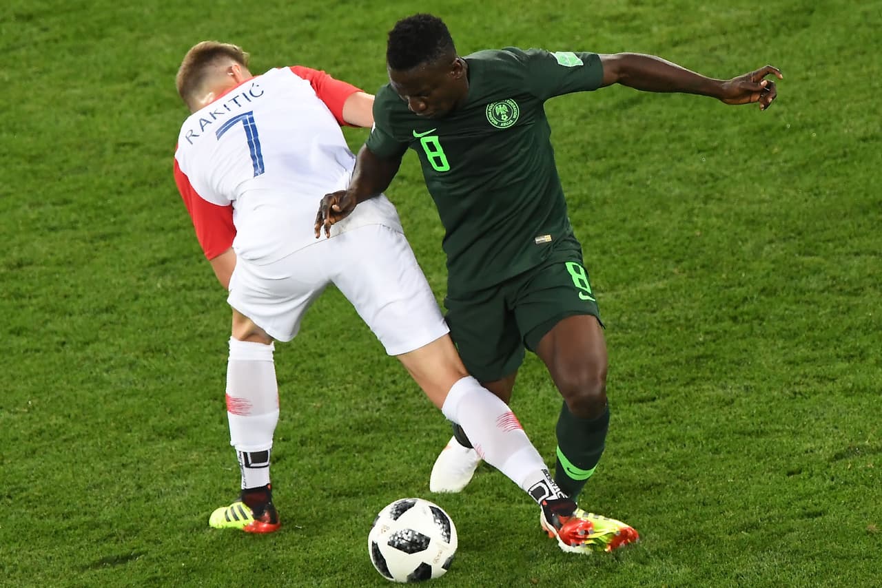 Oghenekaro Etebo: el nigeriano en un equivocado intento de interceptar un cabezazo del croata Mandzukic que iba hacia afuera del marco, desvió el balón y lo incustó en su propia portería.