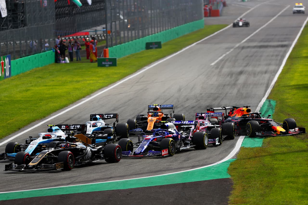 Los pilotos en curva.