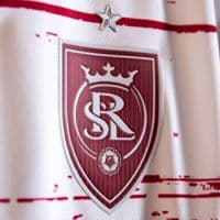 El rojo sangre y el blanco, los tonos que comandan el enfoque visual de esta camiseta. (Real Salt Lake)