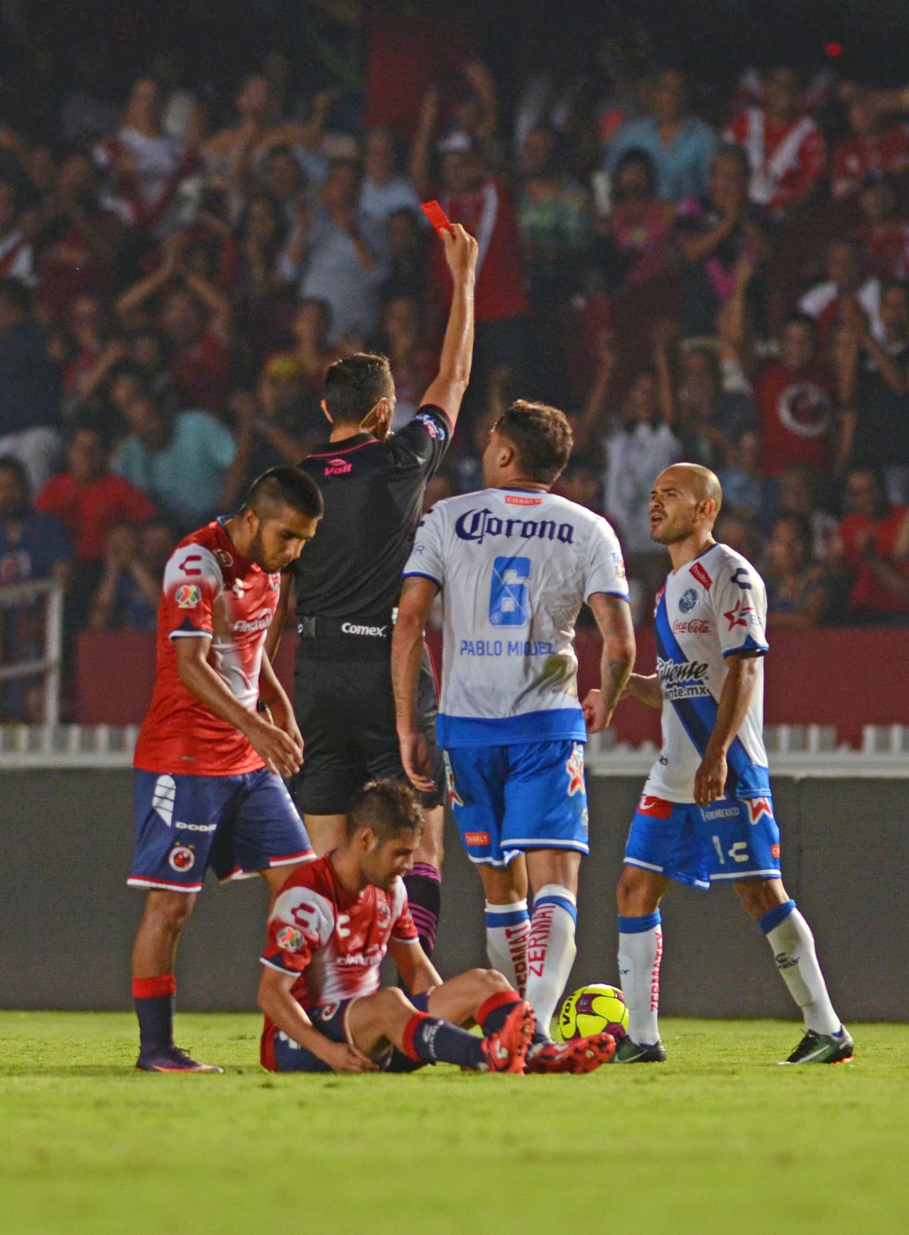 Al minuto 85 Francisco Acuña vio la tarjeta roja tras recibir la segunda amarilla por jalonear a un rival.