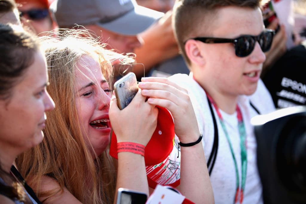 Y aparentemente el contacto, la interacción que este par de aficionadas lograron tener con Vettel las dejó conmovidas hasta las lágrimas, seguramente se trata de su gran ídolo deportivo.