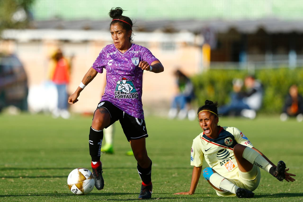 Lizbeth Ángeles (izquierda) y la defensa de Pachuca resultaron ganadoras en los duelos personales durante el partido.