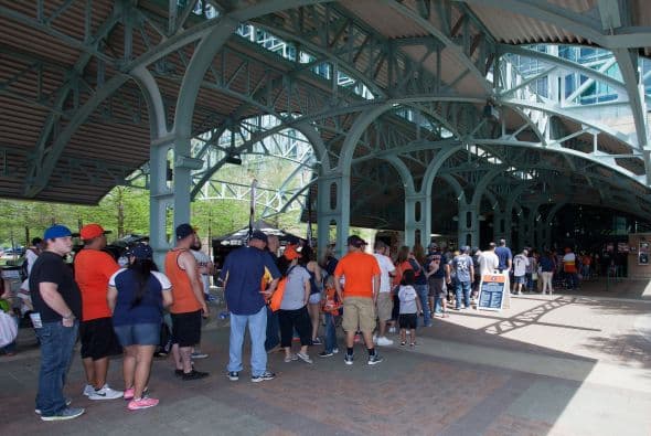 El equipo de Houston dio inicio a su temporada en casa en un enfrentamiento contra los Indios de Cleveland y no quedó ni un asiento vacío.