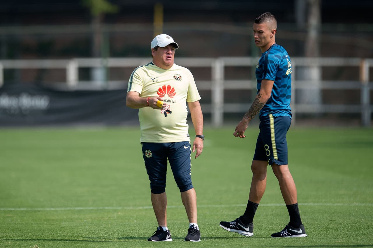Si bien Herrera había elegido en su momento a Mateus Uribe, el técnico puso al colombiano Roger Martínez como primero en la lista, orden que desobedeció el volante en pleno Clásico Nacional en el Apertura 2018.