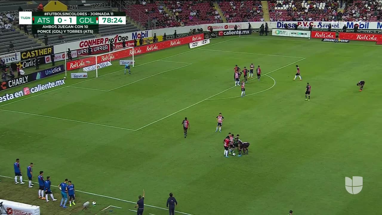 ¡TIRO ATAJADO! disparo por Julián Quiñones.