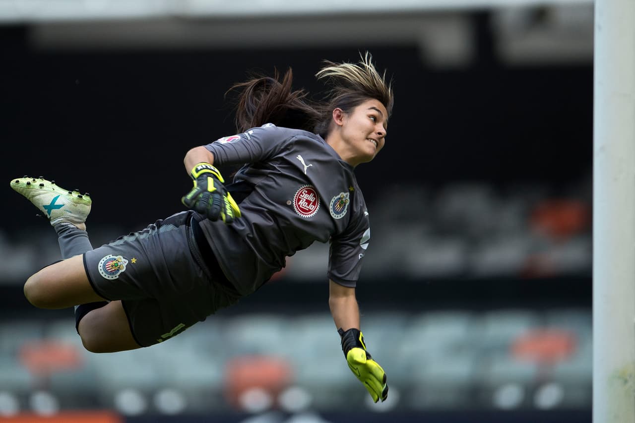 Pero entonces, Cuéllar desde la banca hizo movimientos y por fin América fue peligrosa. En aquellos minutos, la portera Blanca Félix fue clave para mantener su arco bien librado.