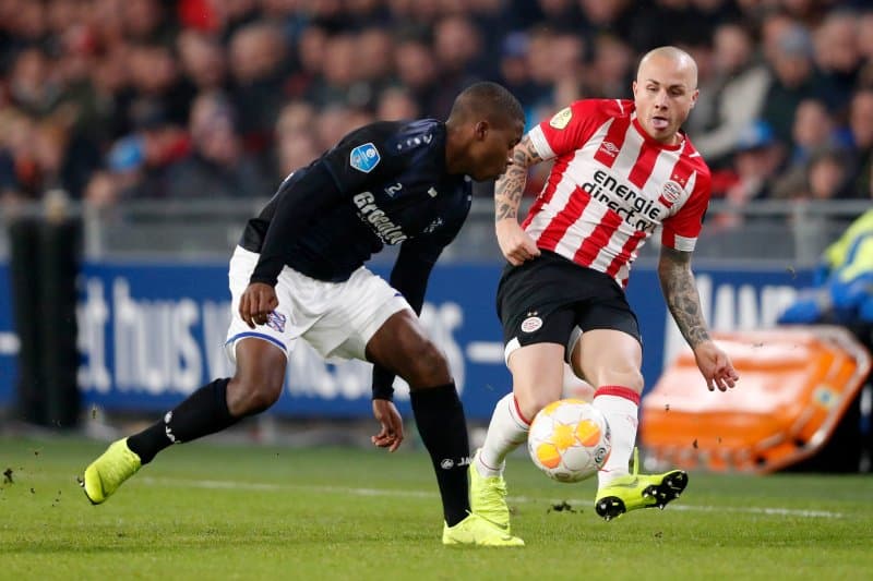 La expulsión de Morten Thorsby al minuto 37, con revisión del VAR, hizo que el Herenveen fuera más vulnerable a los ataques del PSV.