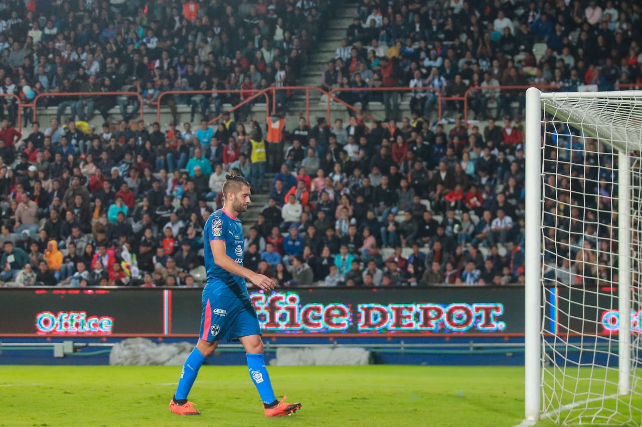 Pero a los 42 minutos el partido tomó un vuelco: hubo un expulsado. Nicolás Sánchez de Monterrey vio el cartón rojo y dejó a su equipo con uno menos un largo tramo.