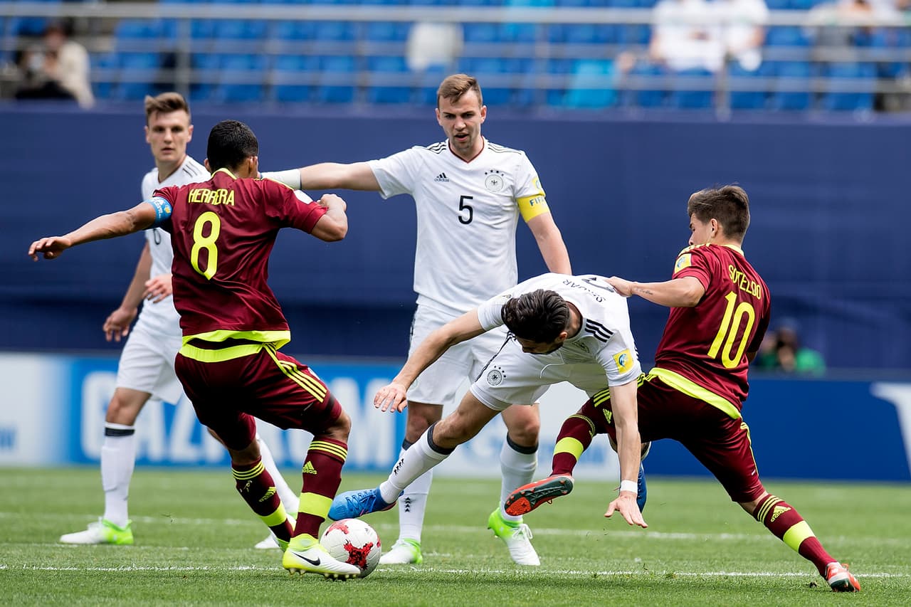 Sin embargo, los venezolanos estuvieron muy organizados para enfrentar al grande europeo. Un fútbol de mucho trabajo en equipo.