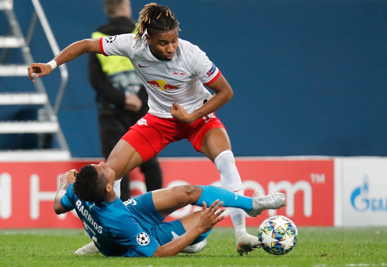 Wilmar Barrios del Zenit disputa el balón contra Christopher Nkunku de Leipzig.