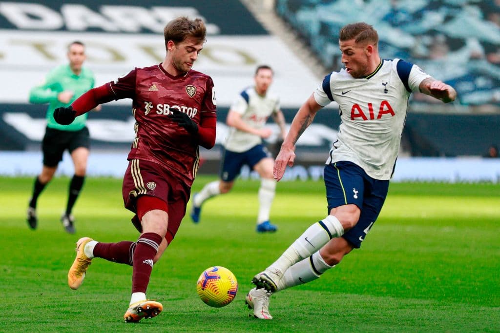 Tottenham se impone ante el Leeds 3-0. Los goleadores por parte de los Spurs fueron Harry Kane al minuto 29 tras cobrar un penal, Son Heung-min al 43 y, ya en el segundo tiempo, Tobey Alderweireld hacía el tercer tanto, durante la J17 de la Premier League.