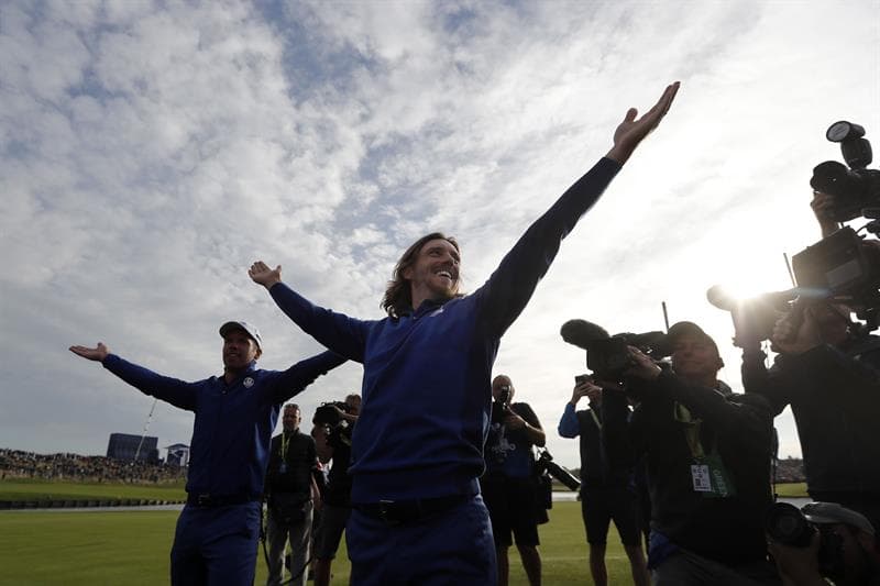 Los europeos recuperan el preciado trofeo, que le habían arrebatado los estadounidenses en la edición anterior en Minnesota.