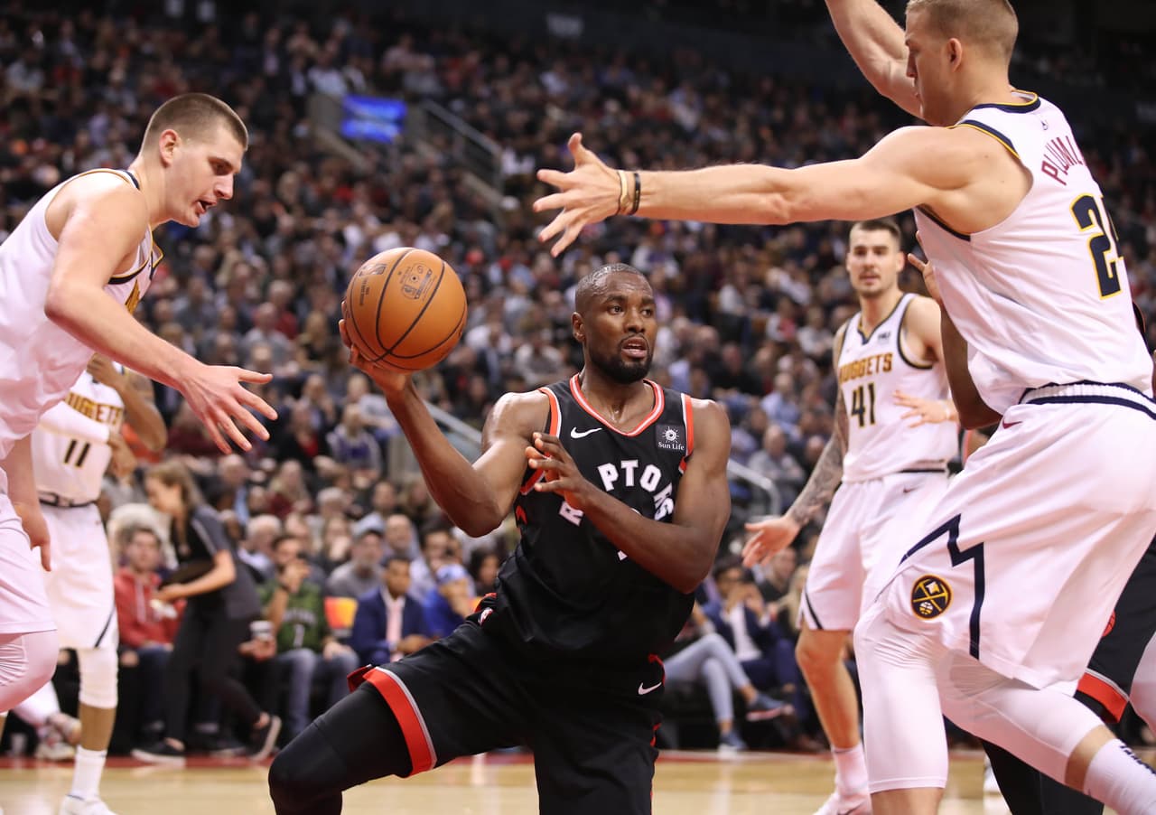 <b>Denver 106-103 Toronto</b>. Un triple doble de Nikola Jokic guió a los Nuggets (16-7) a un triunfo en Scotiabank Arena sobre los Raptors (20-5), quienes pese al revés siguen con el mejor récord de la NBA.