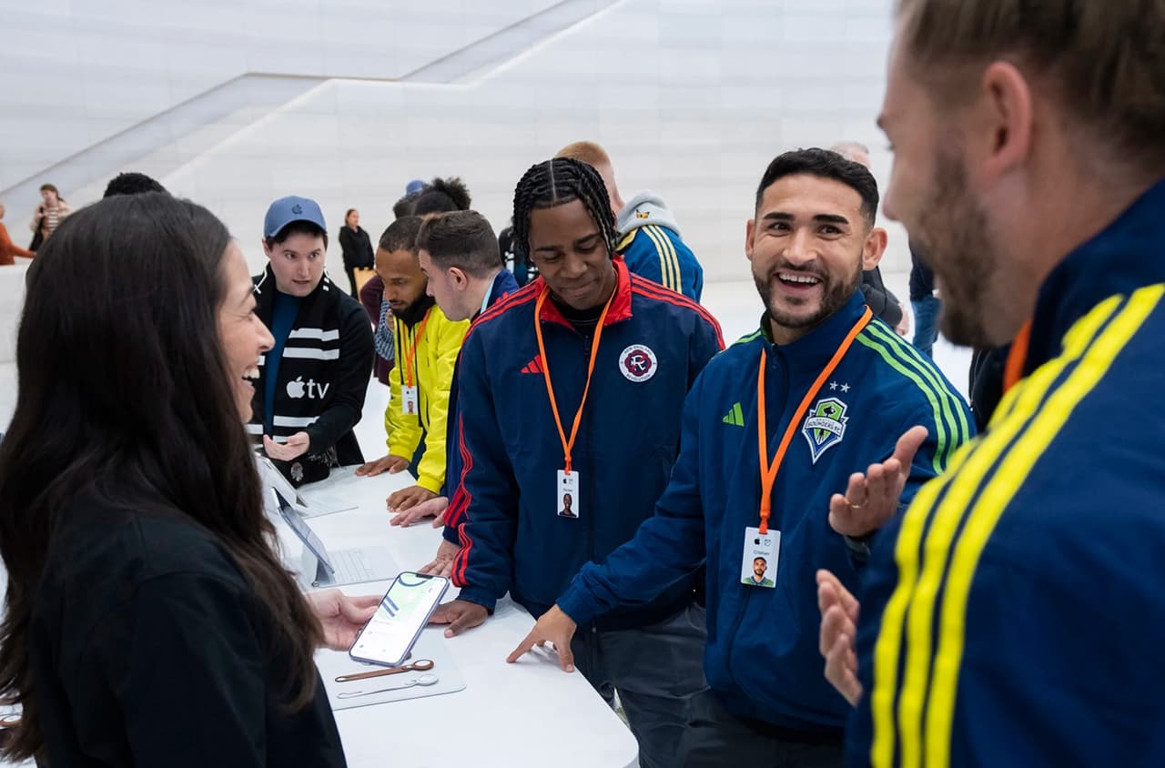 Cristian Roldán (Seattle Sounders FC) quiso saber todo sobre los últimos productos de Apple antes de jugar el Mundial de Clubes de la FIFA.