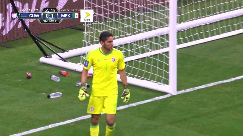 Uyy!! Casi gol. Gevaro Nepomuceno patea y da en el arco