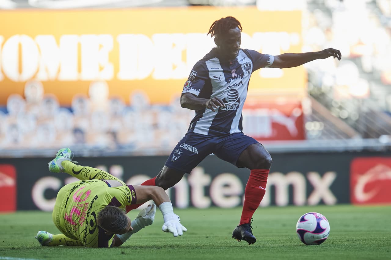 A los 4 minutos de juego, el árbitro decretaba la pena máxima contra Puebla.