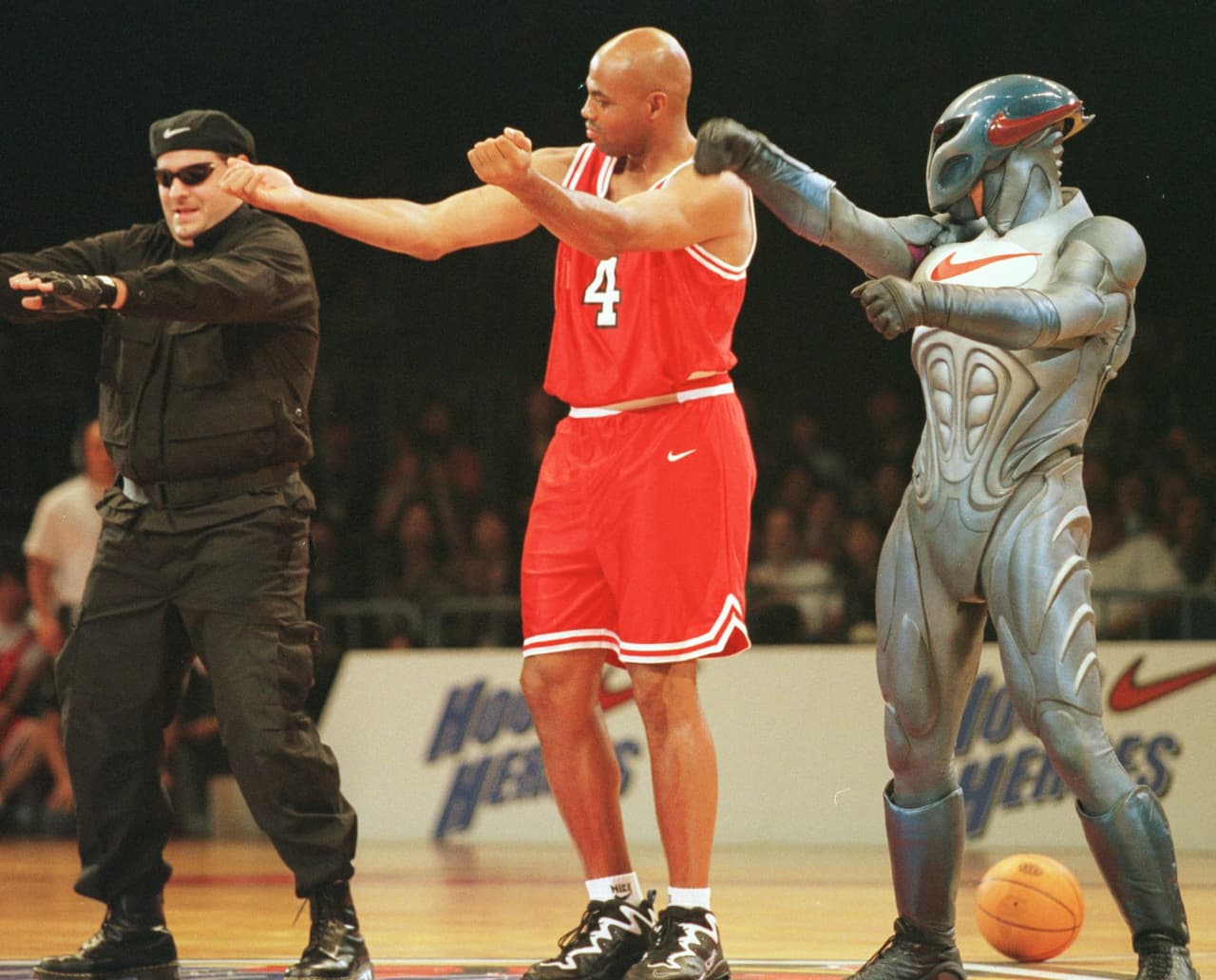 Barkley es el jugador más bajo en la historia de la NBA en liderar la liga en rebotes, promediando 14.6 por juego durante la temporada 1986-87.