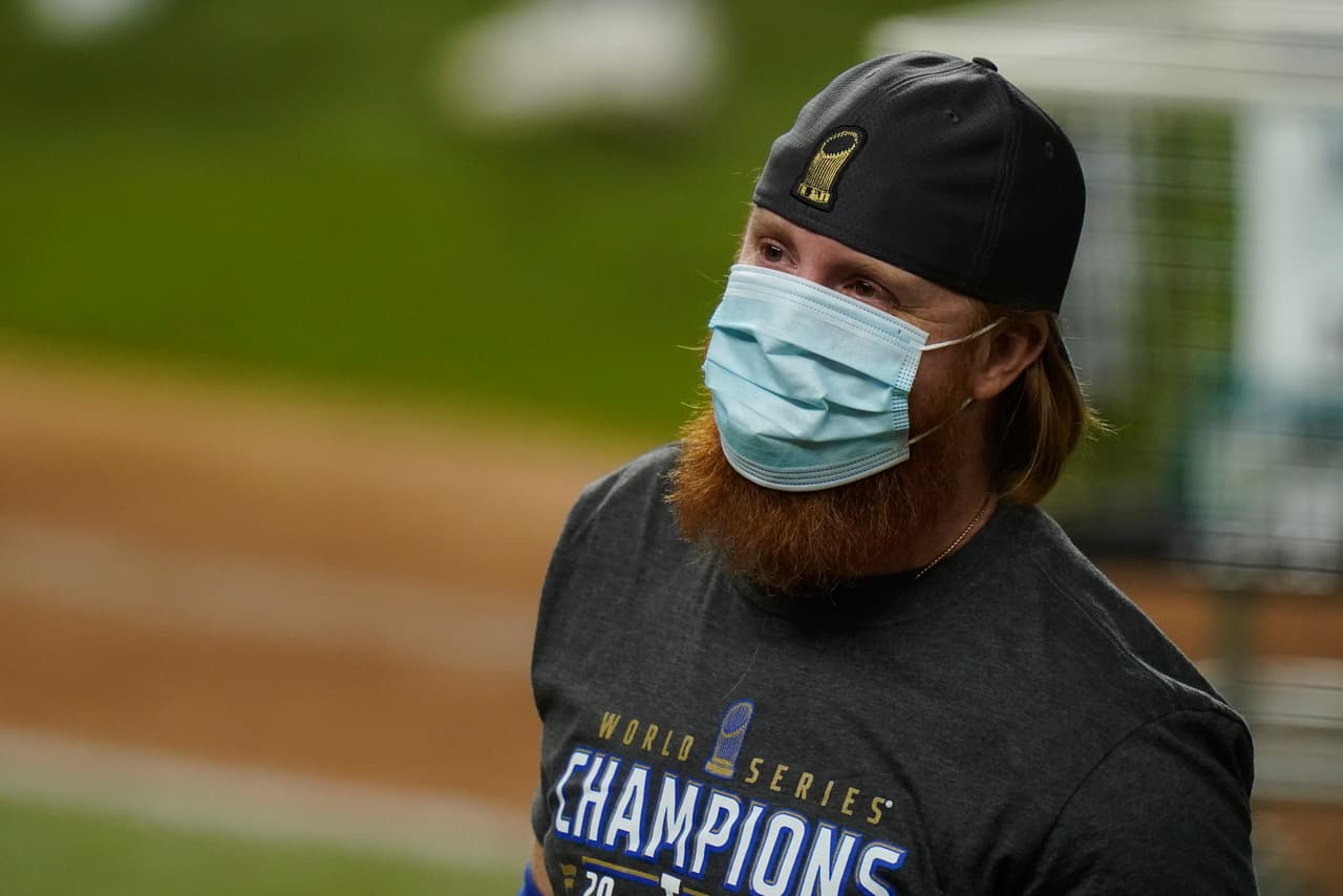 MLB abre investigación a Justin Turner por romper protocolo