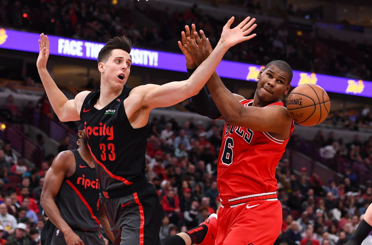 Por parte de Portland se destacó, saliendo desde la banca, Seth Curry, con 20 puntos, en una noche atípica, en la que Damian Lillard, apenas anotó 11 unidades. Por Chicago Shaquille Harrison sumó 21 puntos y 10 rebotes.