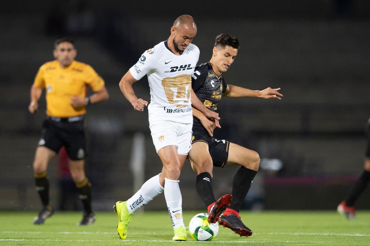 Teniendo en mente el tema de la eliminación directa en este partido, los Pumas empezaron a asfixiar a los Dorados en su territorio, acaparando también la posesión del esférico.