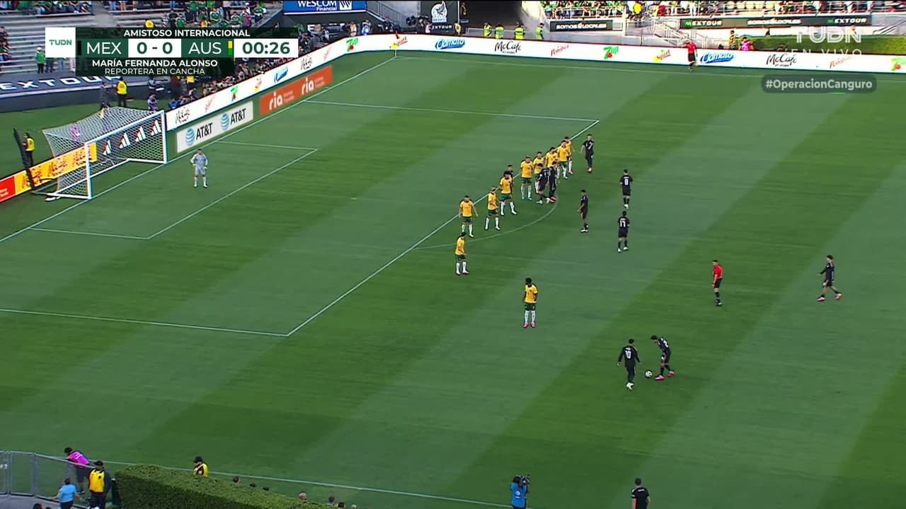 Arranca el partido y la pelota está en juego.