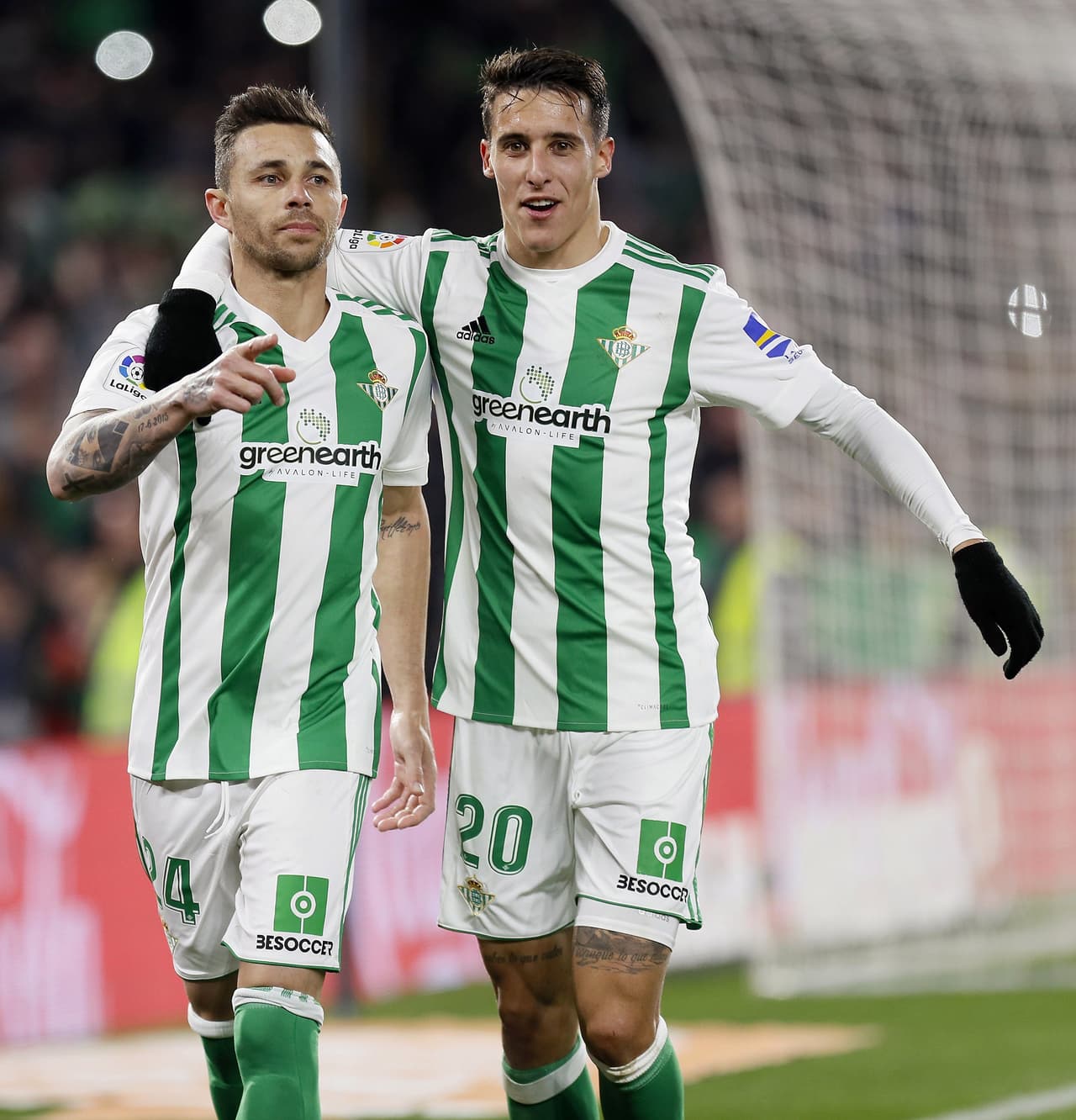 GRAF2788. SEVILLA. 15/01/2017.- Los jugadores del Betis, Rubén Castro (i) y Cristián Tellocelebran el tercer gol del equipo andaluz durante el encuentro correspondiente a la jornada decimonovena de primera división disputado esta noche frente al Leganés en el estadio Benito Villamarín, en Sevilla. EFE/Jose Manuel Vidal,