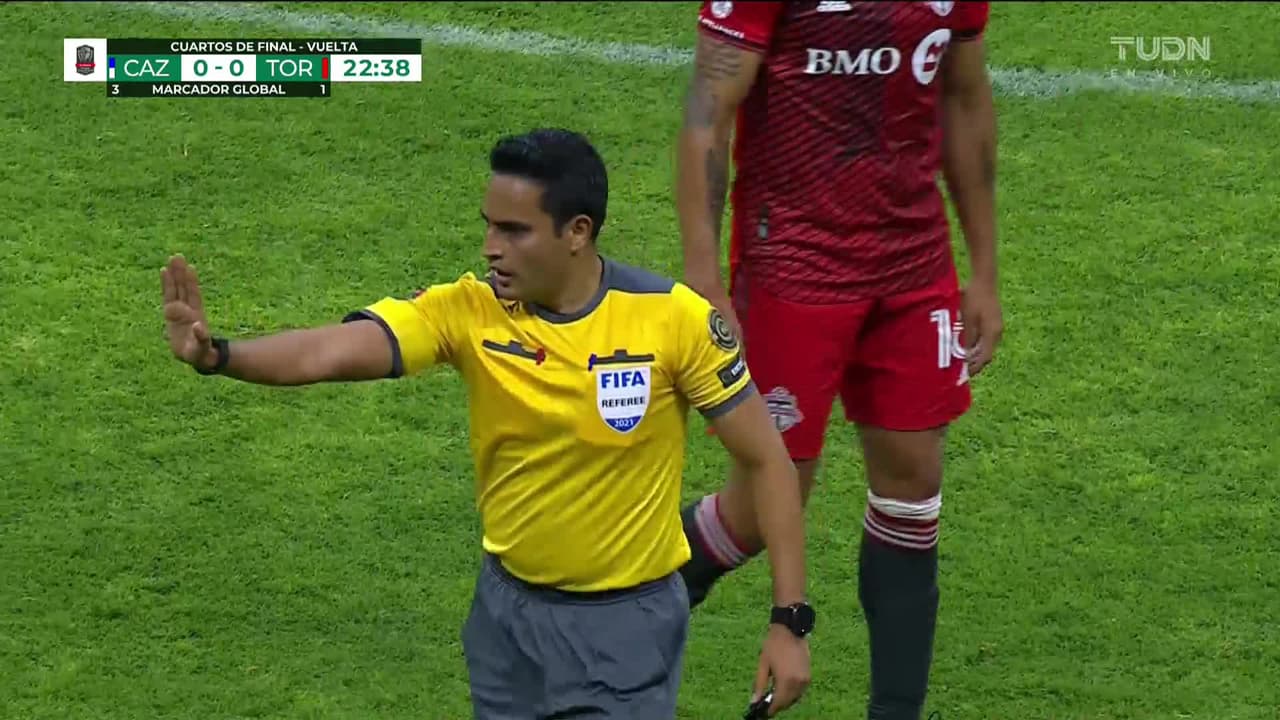 ¡TIRO ATAJADO! disparo por Luís Romo.