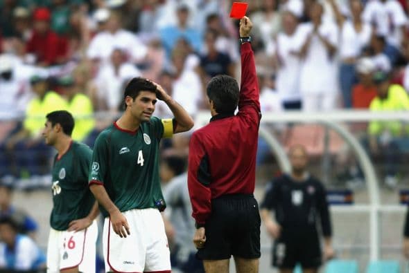 Eso generó que Márquez perdiera los estribos y le diera una patada a Cobi Jones, lo que provocó su salida temprana del partido así como complicar una posible reacción de los verdes.