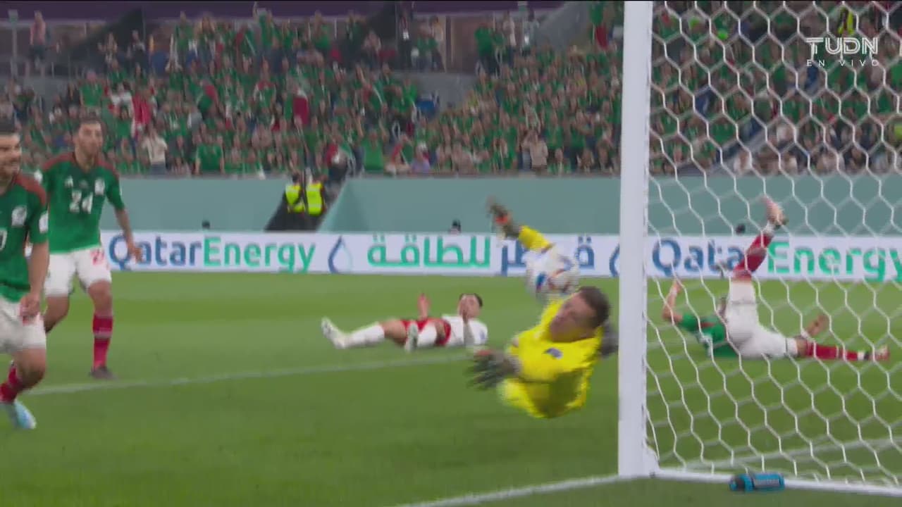 ¡Pasa a centímetros! Vega manda por un costado su remate de cabeza