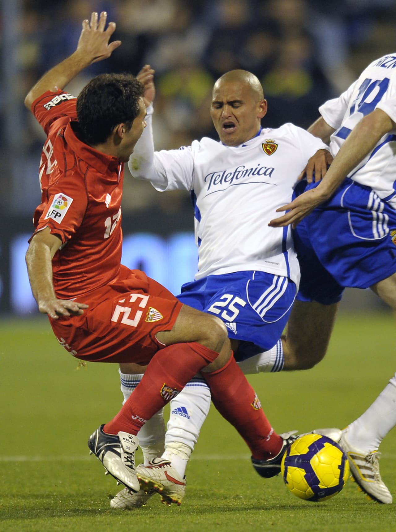 El goleador chileno Humberto Suazo llegó prestado al Zaragoza en 2010 y con seis anotaciones salvó al cuadro 'maño' del descenso. Monterrey le puso un precio altísimo y no se pudo quedar.