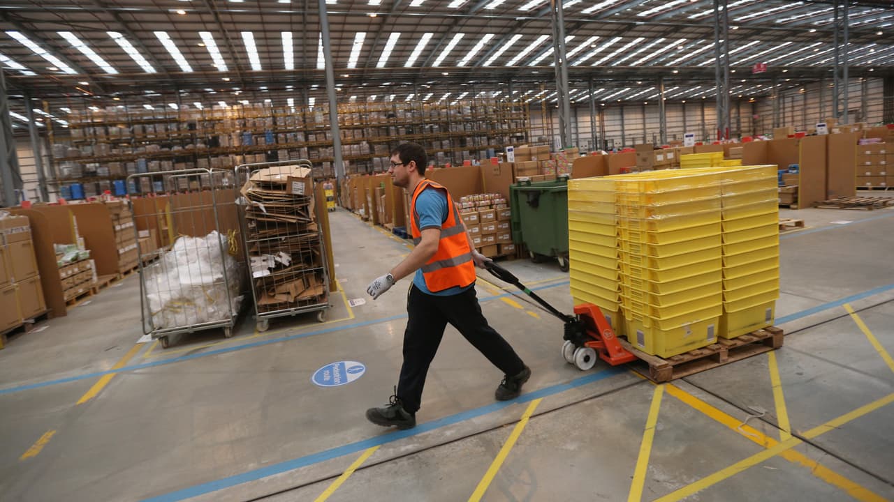 <b>En video: Ante el aumento de las compras online, Amazon ofrece unas 40,000 ofertas de trabajo en Estados Unidos</b>
<br>
<br>El próximo 15 de septiembre Amazon tendrá un evento llamado Amazon Career Day, donde se mostrarán todas las vacantes disponibles que van desde posiciones corporativas hasta puestos en la cadena logística.