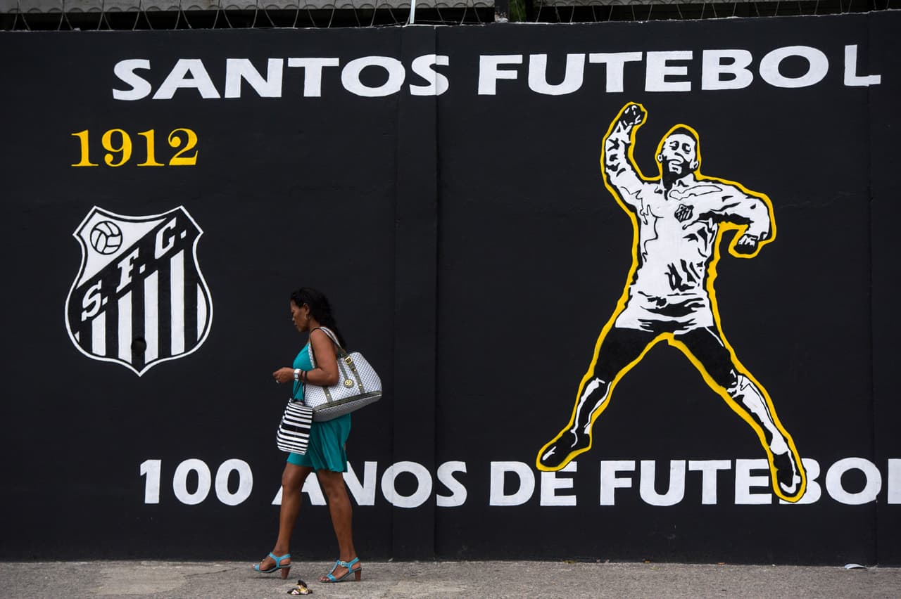 Pelé se retiró por primera vez en el equipo santista, pero volvió para jugar con el New York Cosmos, donde tuvo su retiro definitivo. Sin embargo, Santos lo considera su gran símbolo y él se debe al equipo paulista.