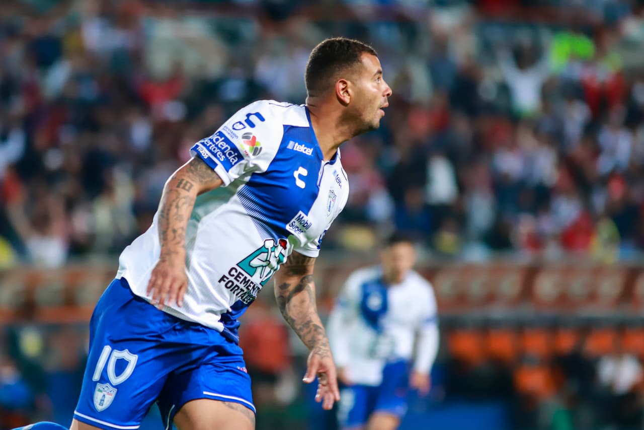 Iniciando la parte complementaria apareció Edwin Cardona, quien realizó una buena jugada dentro del área y con disparo a ras de pasto colocó la pelota a primer palo y puso el 3-1 al minuto 46.