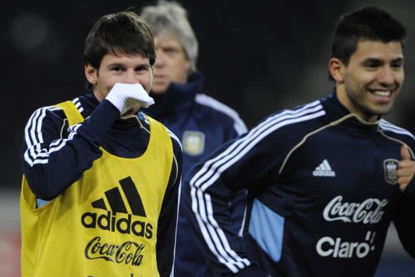 Desde niño sus apodos fueron: Leo, Piqui y Pulga.Padeció déficit parcial de hormona del crecimiento pero Barcelona se encargó de pagar su tratamiento.