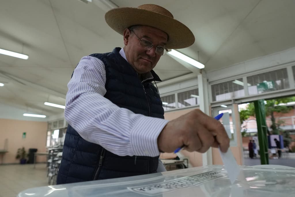 Elecciones en Chile: segunda vuelta presidencial con la ultraderecha de favorita por primera vez desde la dictadura