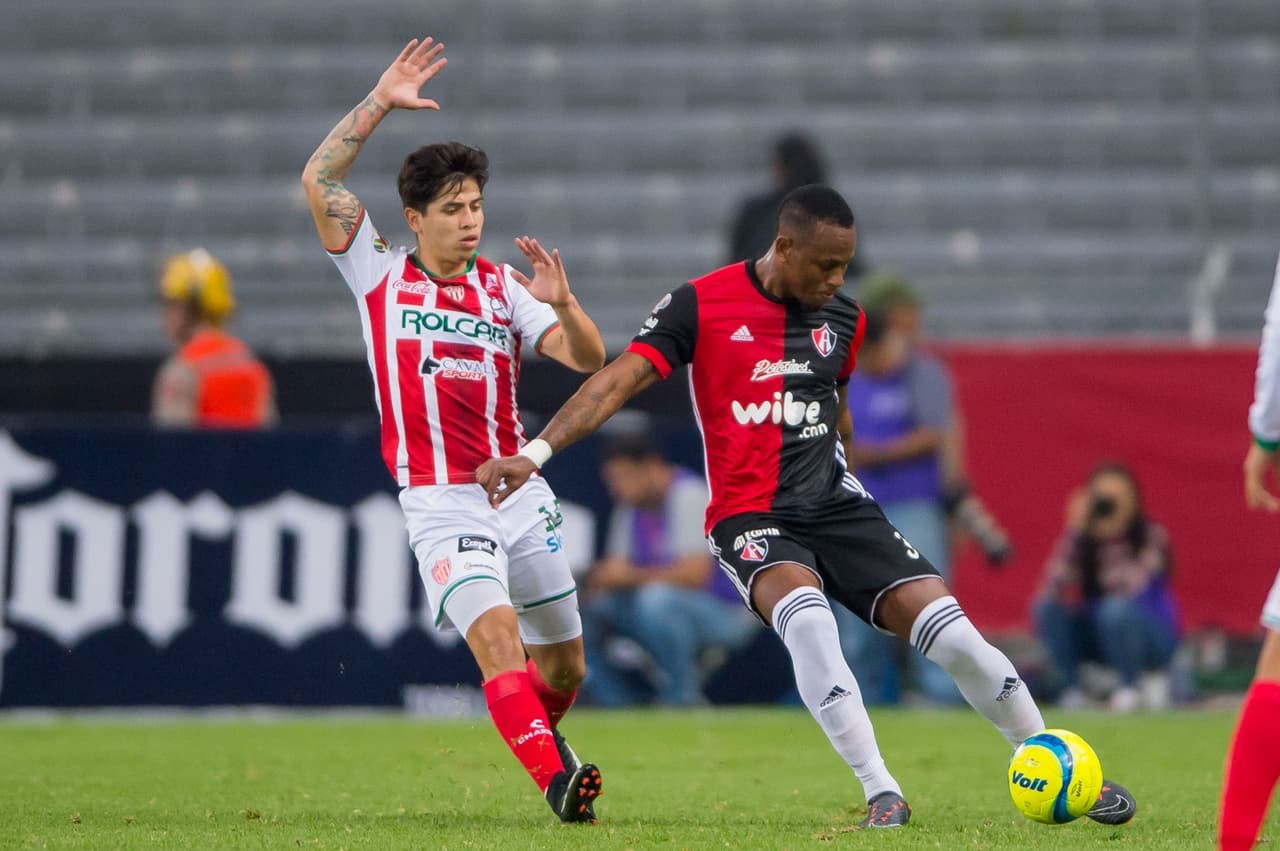 Quizás la más clara de los Rayos la tuvo el chileno Víctor Dávila en el minuto 27. Eludió rivales, entró al área pero su remate se fue por encima del arco.