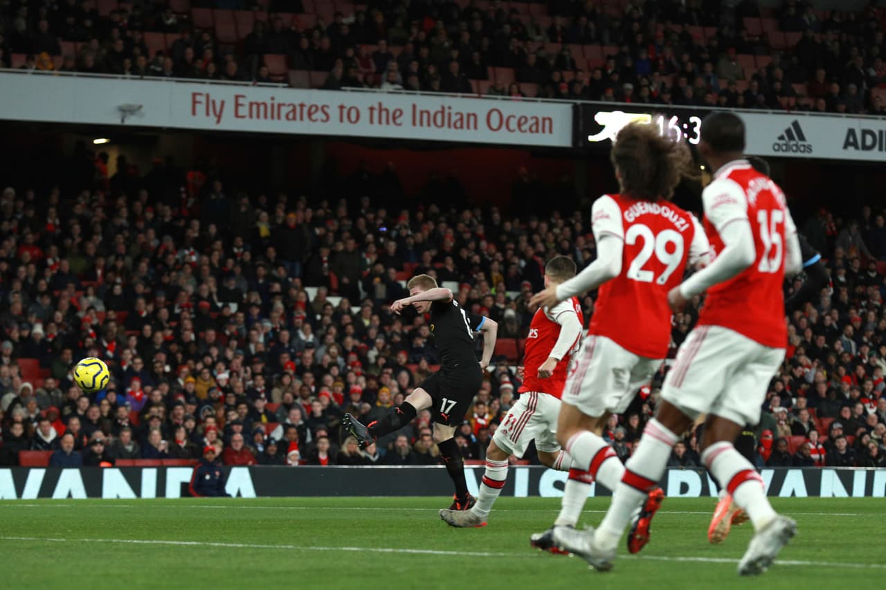 De Bruyne abre el marcador con un bombazo al ángulo.