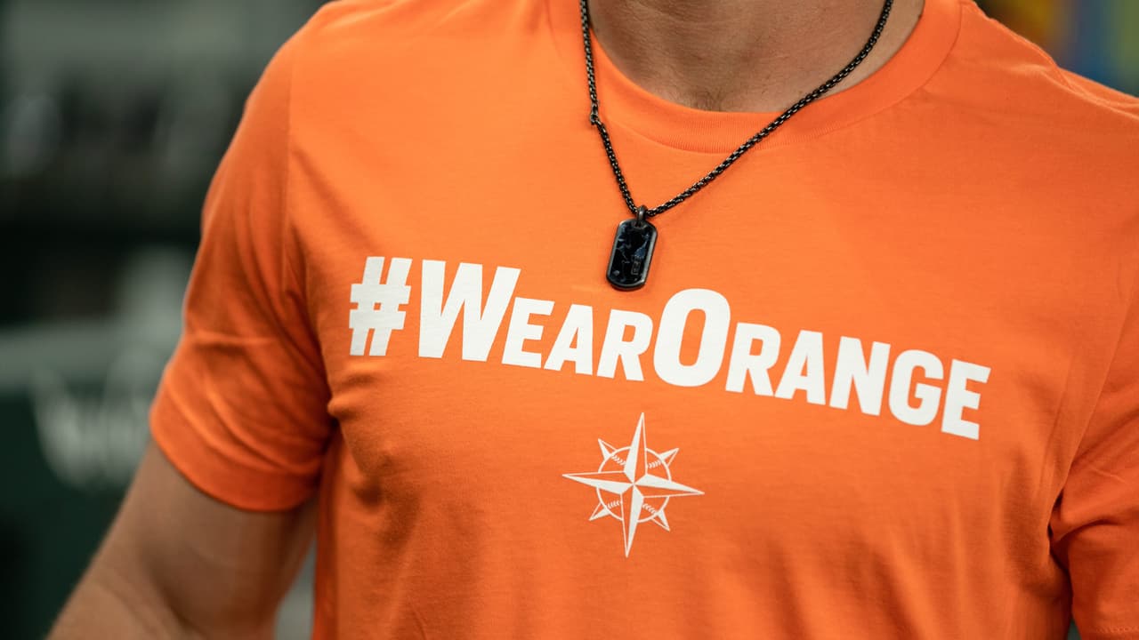 Equipos de las diferentes ligas deportivas en los Estados Unidos acudieron al llamado 'Wear Orange' para crear consciencia sobre la violencia generada por las armas en el mundo.
