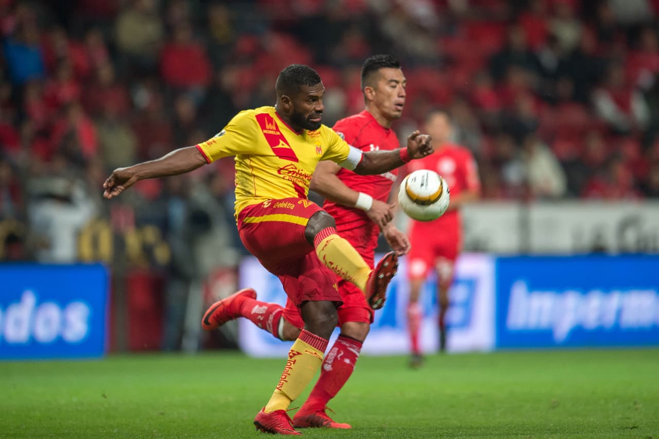Action photo during the match Toluca vs Morelia, Corresponding to first leg match of Quarter-finals of the Apertura Tournament 2017 of Liga BBVA BAncomer MX, at Nemesio Diez Stadium. Foto de accion durante el partido Toluca vs Morelia, Correspondiente al partido de ida de los Cuartos de Final del Torneo Apertura 2017 de la Liga BBVA BAncomer MX, en el Estadio Nemesio Diez, en la foto: Gabriel Achilier de Morelia 22/11/2017/MEXSPORT/Victor Leon.