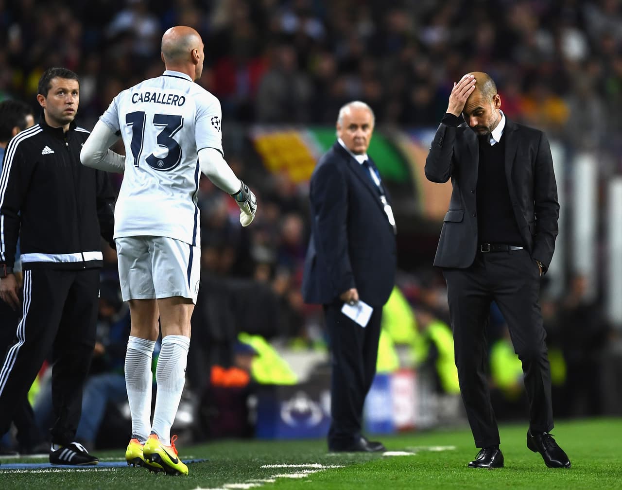 El arquero argentino Willy Caballero fue el reemplazo de Bravo y él sería quien recibiría los tres tantos restantes. De poco sirvió que le ajara un penalti a Neymar.