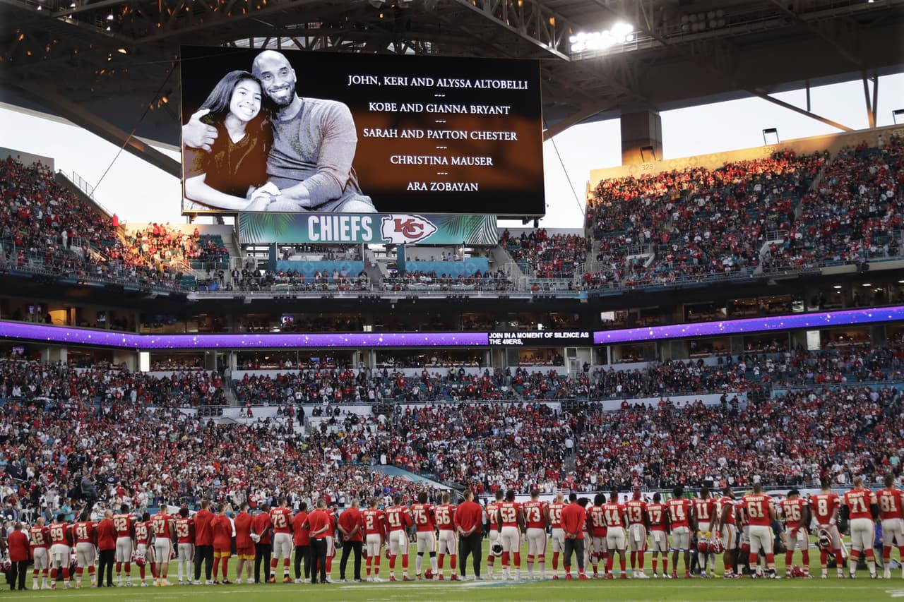 Chiefs y 49ers rinden homenaje a Kobe Bryant