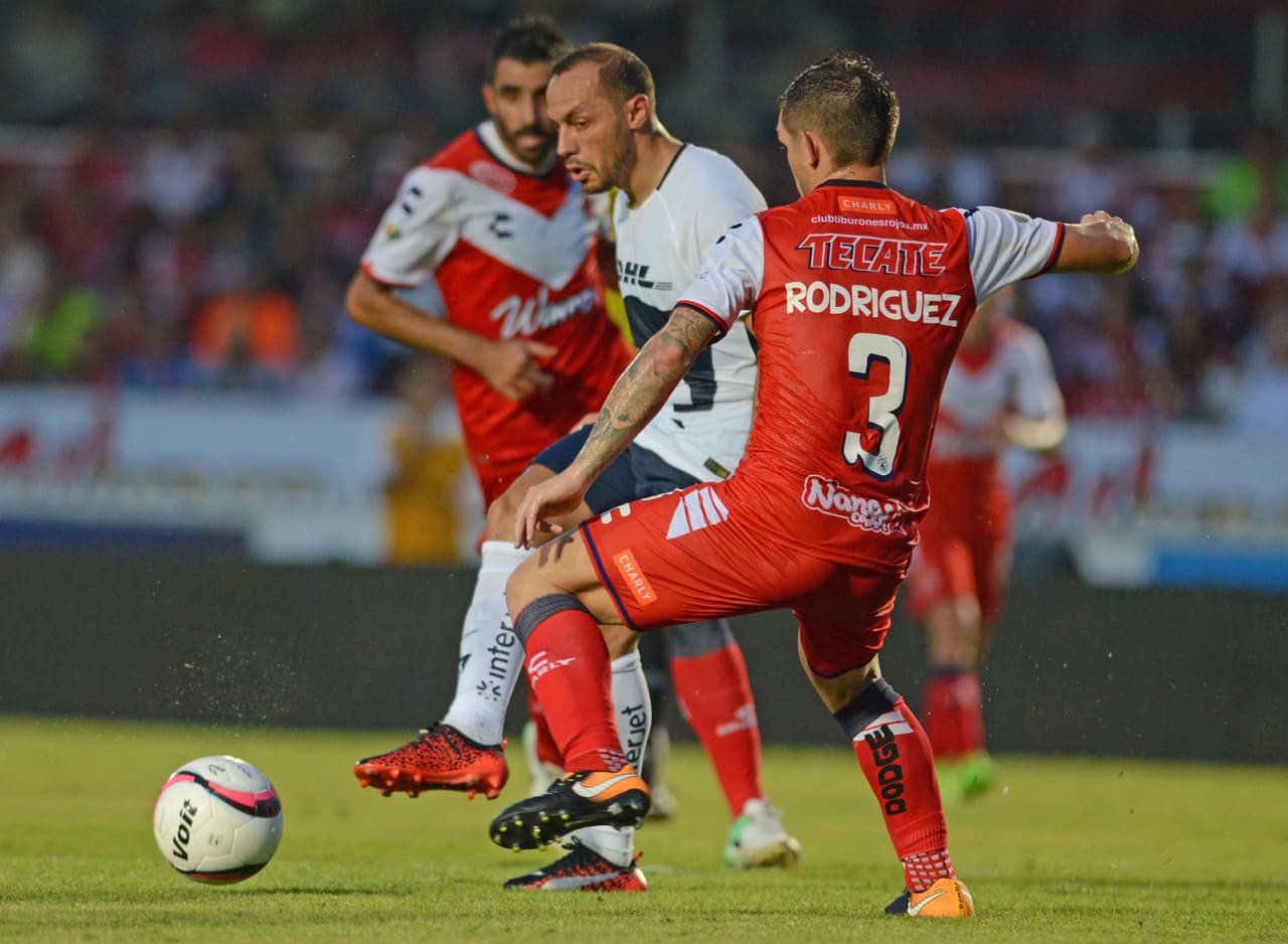 Ambos equipos saltaron al campo con deseos de ir al frente. En los primeros minutos tanto Veracruz como Pumas tuvieron aproximaciones de peligro.