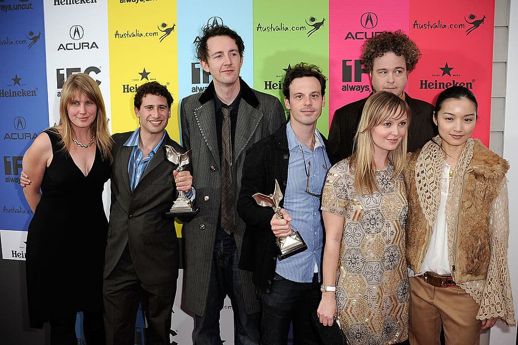 In Search of a Midnight Kiss - Wilson tiene 29 años y ha llegado a Los Ángeles con la intención de olvidar sus desgracias: ha roto con su novia, su coche lo dejó tirado en Arizona y, además, le robaron el ordenador con varios guiones en los que estaba trabajando.